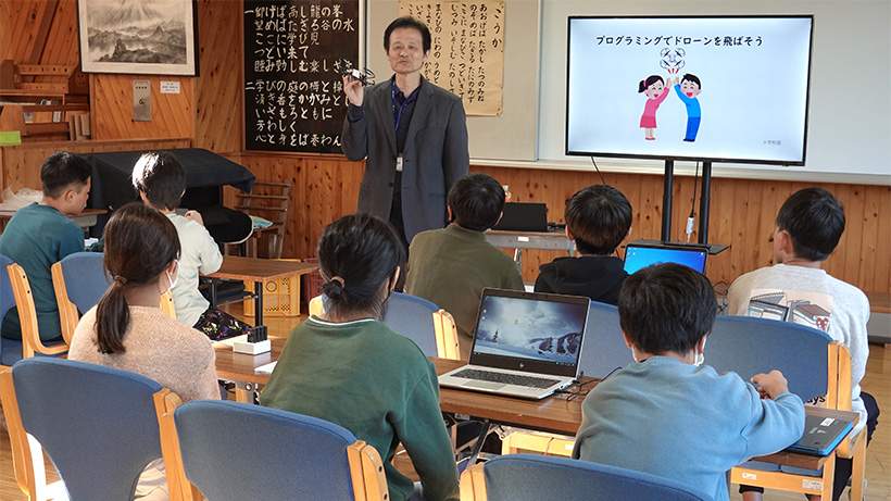 田辺市 上芳養小学校ドローンプログラミング」の体験授業